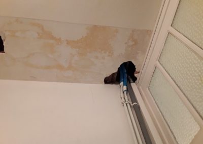 Dégâts des eaux plafond plâtre salle de bain AVANT
