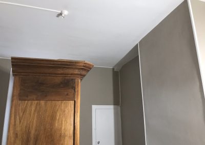 Dégâts des eaux plafond er murs papier peint chambre APRES